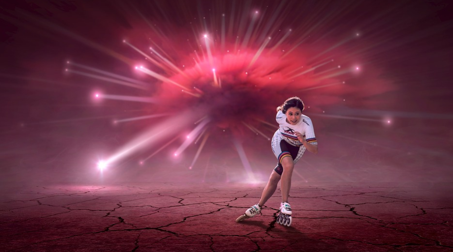 girl using rollerblades